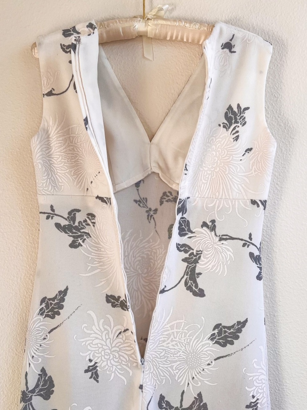 Vintage 1970s White Maxi Dress With Gray Floral Print (L) - Picture 12 of 12